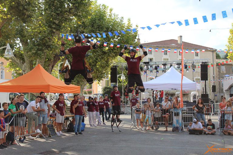 Spectacle Fête du Vin - échasse urbaine