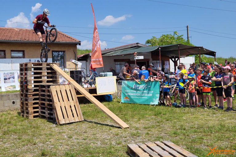 Spectacle sportif loire - VTT Trial en équilibre lors de la course cycliste La Sampoutaire